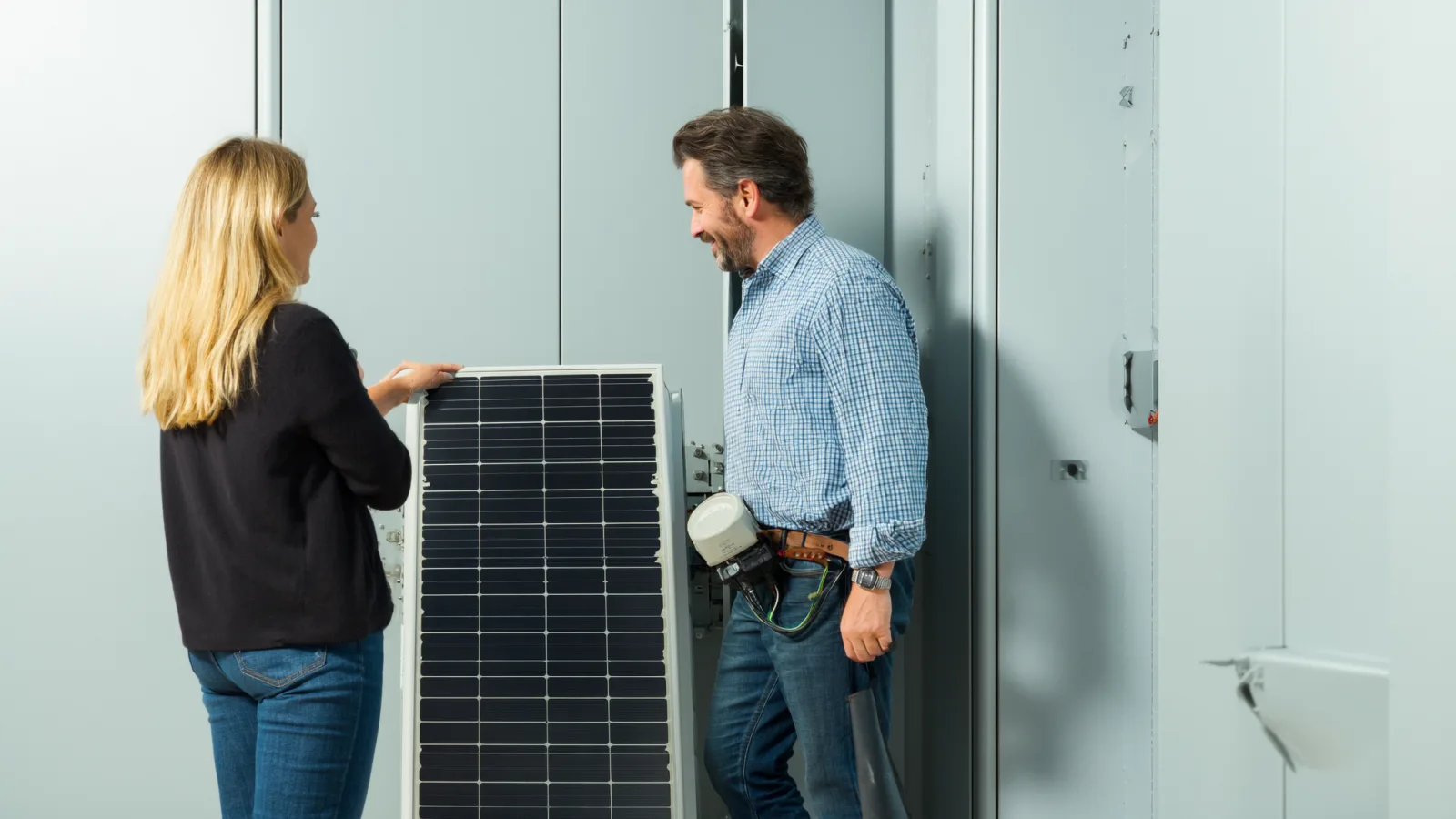 Aggregaat aansluiten op omvormer zonnepanelen: veilig
